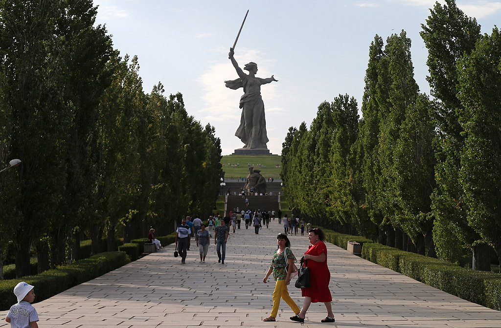 Във Волгоград, носил в миналото името Сталинград, се намира известната статуя "Родината майка". Тя напомня за победата на Червената армия във Великата отечествена война, както в Русия наричат Втората световна война. Стадионът на брега на река Волга побира малко над 45 000 зрители.