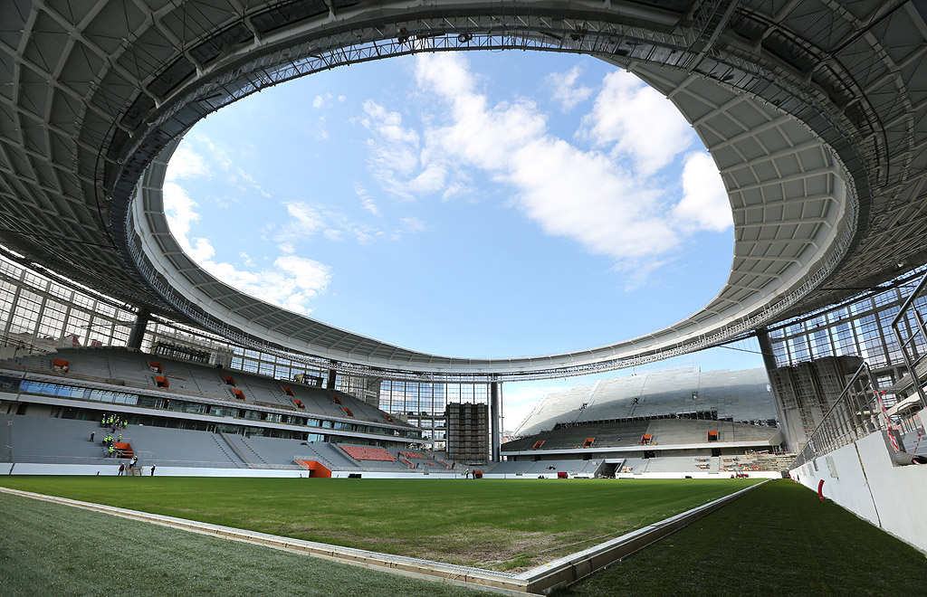 Централен стадион, Екатеринбург. Тъй като, според изискванията на ФИФА, този стадион беше твърде малък, съоръжението беше реконструирано - построена беше временна трибуна за допълнителни 12 000 зрители, с което капацитетът на "Централен стадион" достигна 35 000 седящи места. След турнира тази трибуна ще бъде демонтирана.