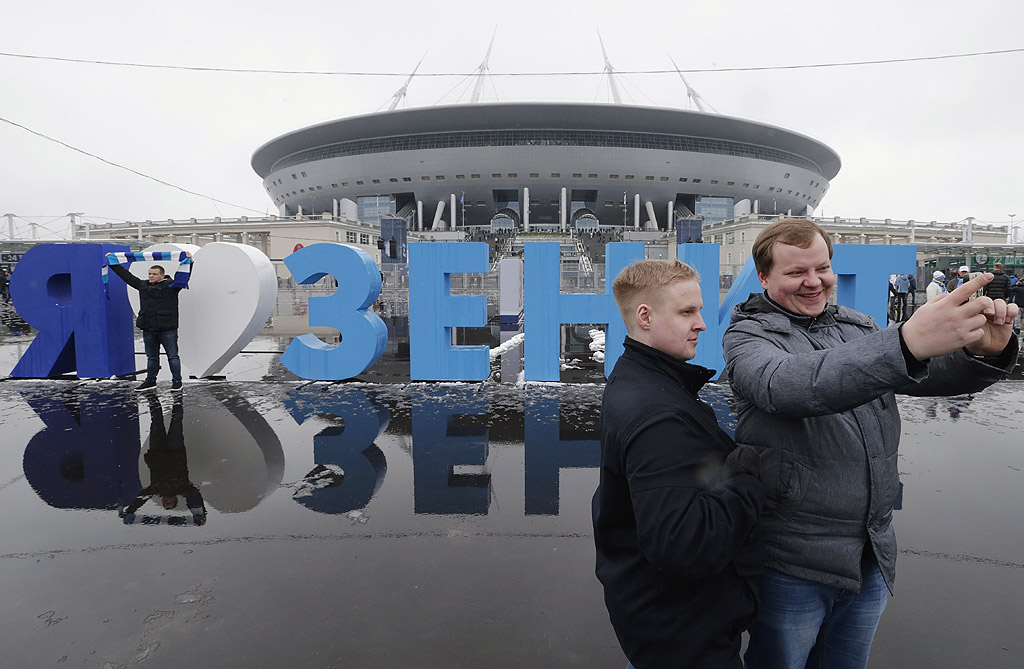 Стадион "Крестовски", Санкт Петербург Новият стадион на ФК "Зенит" е изграден точно там, където е бил старият спортен комплекс "Киров". Новото спортно съоръжение има капацитет от 68 000 места. Строежът му е струвал цели 930 милиона евро.