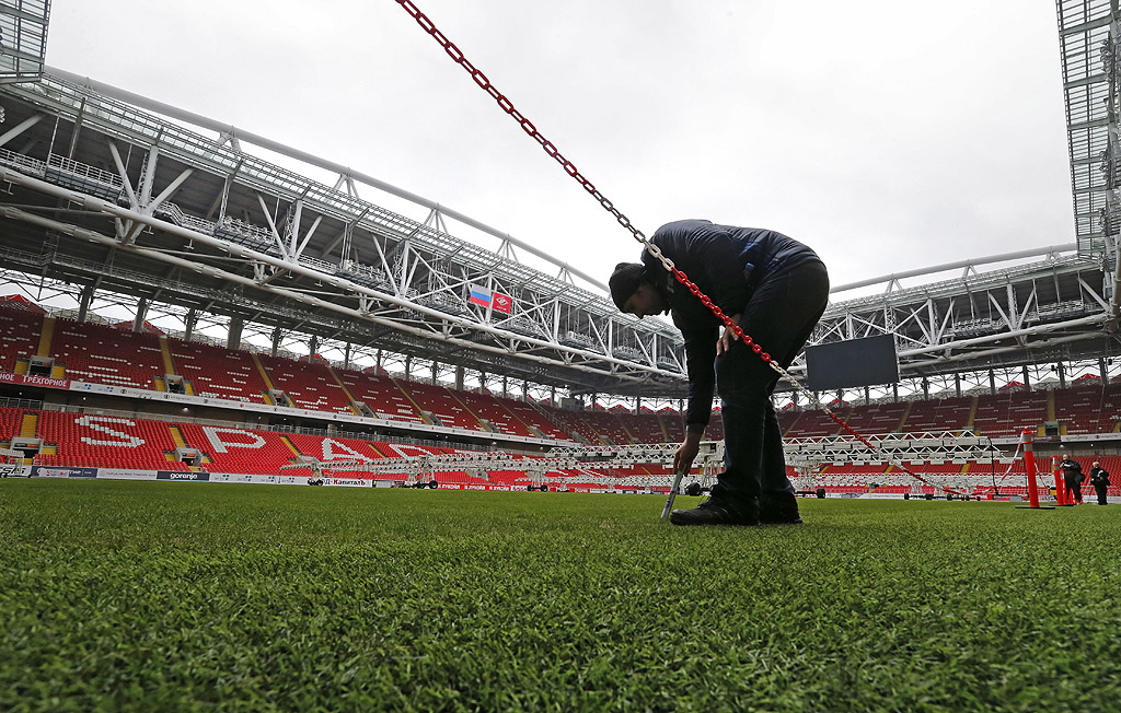 "Откритие Арена", Москва. Москва е единственият от всички градове участници в Световното 2018, който ще се представи с два стадиона. Освен на легендарния "Лужники", футболни срещи ще се играят и на "Откритие Арена". Това е стадионът на най-известния руски футболен клуб - "Спартак Москва". Открит е през 2014.