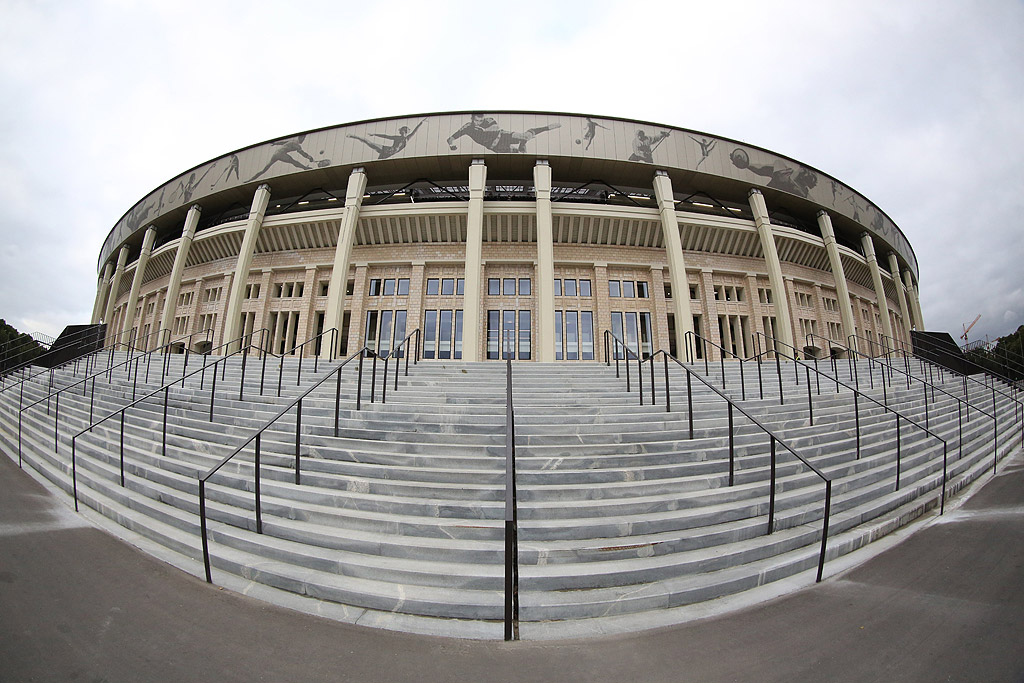 Стадион "Лужники", Москва На легендарния московски стадион "Лужники" ще се играят първият и последният мач от Световното първенство по футбол 2018. На 14 юни на "Лужники" ще бъде открита програмата на първенството, а на 15 юли ще се играе финалът. Комплексът, открит през 1956 и домакин на Лятната олимпиада през 1980, беше основно ремонтиран. Днес той разполага с 81 000 седящи места.