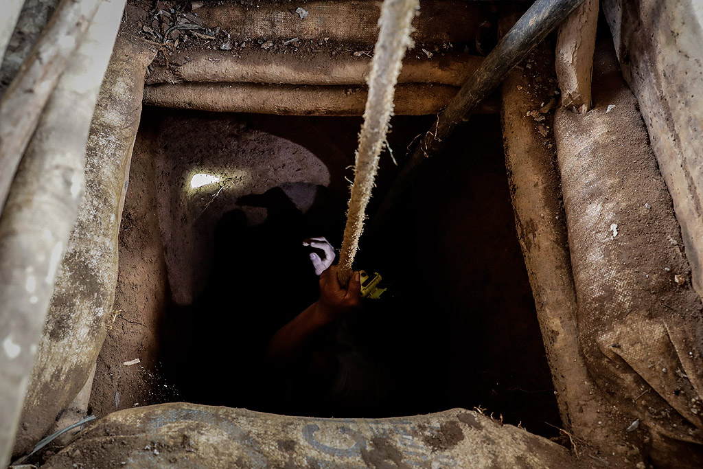 Повечето мини са нерегламентирани, незаконни обекти, където мъже, жени и деца работят в абсолютно ужасяващи условия.