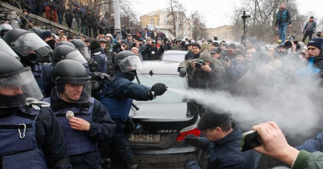 Протестиращи и полиция се сблъскаха в центъра на Киев след