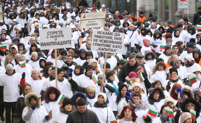  Стотици чиновници на Булгартабак стачкуват: Не сме контрабандисти 