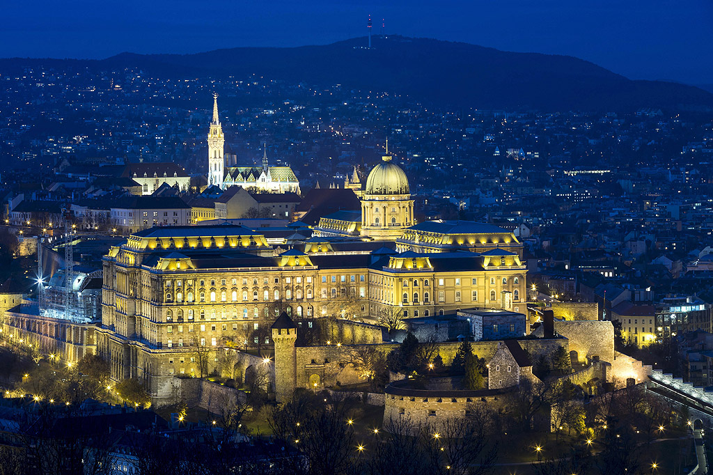 Будапеща е най-големият град и столицата на Унгария. Разположен е в Среднодунавската низина на двата бряга на река Дунав и заема площ от над 550 квадратни км. Населението на Будапеща възлиза на приблизително 2 милиона души (с предградията 2 597 000) – това е 1/5 от населението на Унгария. Днешната столица на Унгария е съставена от два исторически града, разположени на двата бряга на Дунав – Буда и Пеща, които се обединяват през 1873 г. Пеща съставлява около 2/3 от града и е по-равната, по-комерсиална част на източния бряг на Дунава. Буда и Обуда са разположени на западния бряг на реката – по-хълмистата част на града, където са разположени Кралският дворец и Гелерт.