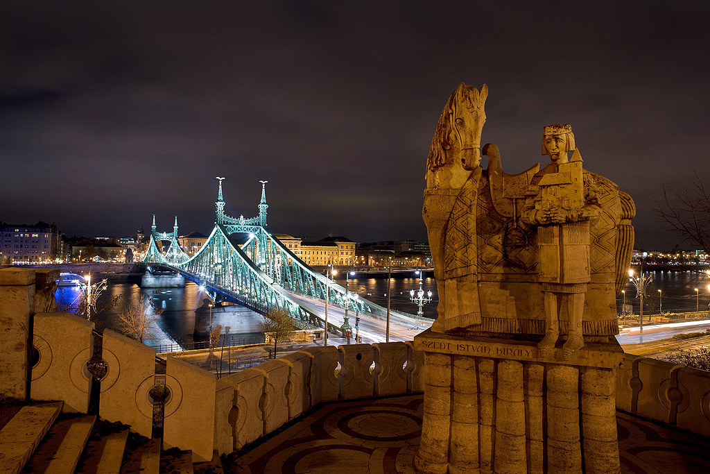 Будапеща е най-големият град и столицата на Унгария. Разположен е в Среднодунавската низина на двата бряга на река Дунав и заема площ от над 550 квадратни км. Населението на Будапеща възлиза на приблизително 2 милиона души (с предградията 2 597 000) – това е 1/5 от населението на Унгария. Днешната столица на Унгария е съставена от два исторически града, разположени на двата бряга на Дунав – Буда и Пеща, които се обединяват през 1873 г. Пеща съставлява около 2/3 от града и е по-равната, по-комерсиална част на източния бряг на Дунава. Буда и Обуда са разположени на западния бряг на реката – по-хълмистата част на града, където са разположени Кралският дворец и Гелерт.