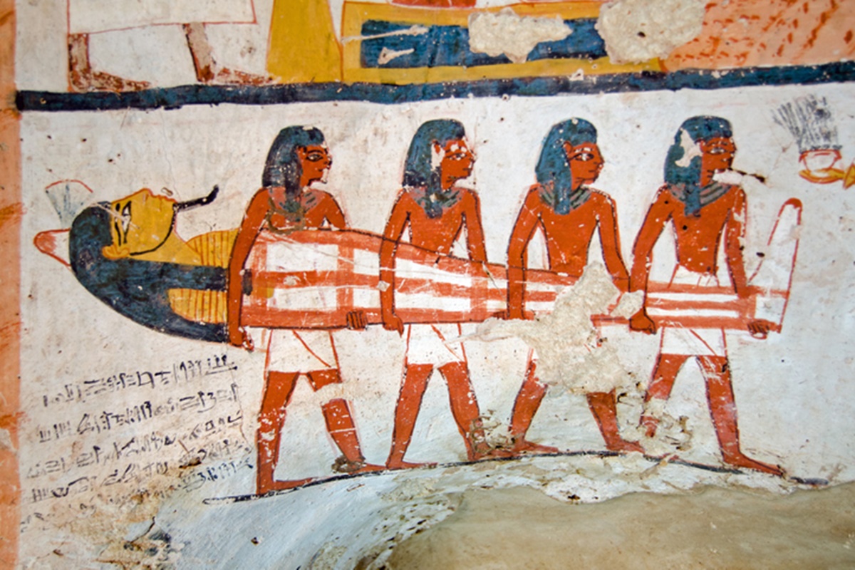 Едни от най-ранните случаи на некрофилия датират от Древен Египет, когато хората, които се занимавали с балсамирането, често се възползвали от покойниците по време на мумифицирането им.