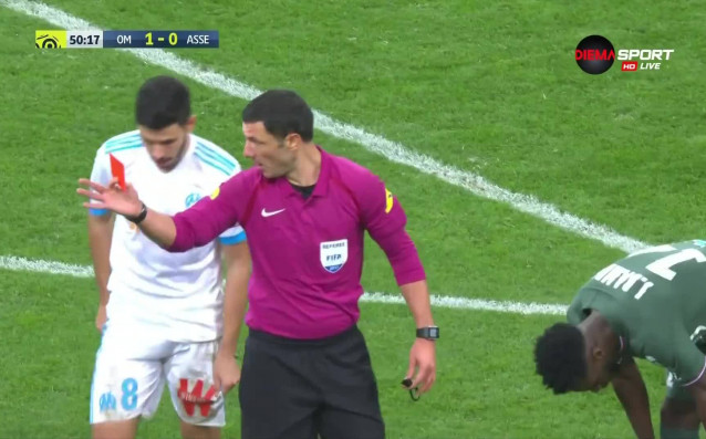 Защитникът на Сент Етиен Ронаел Пиер Габриел рано рано през