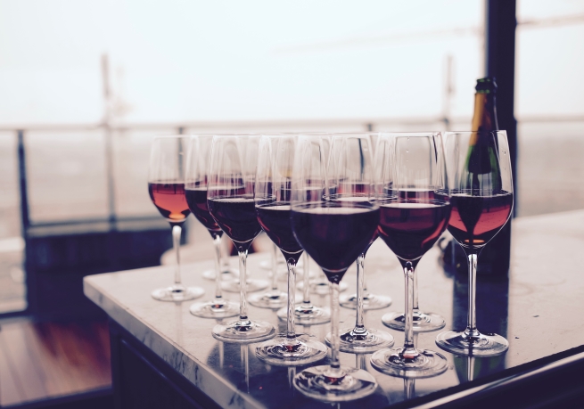 Чаша вино помага да се отпуснете. Това е много тънък момент. Защото ако свикнем организма, че го отпускаме с алкохол, това може да доведе до зависимост.