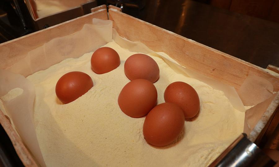<p>Всичко започва от няколко яйца и шепа брашно.&nbsp;</p>