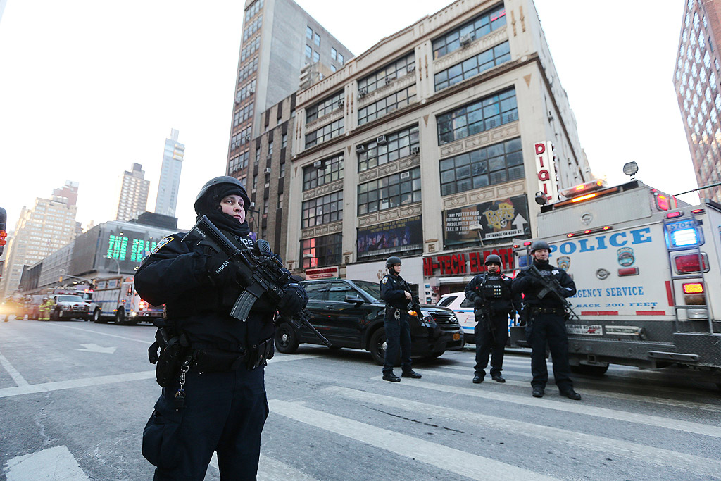 Експлозия е избухнала на автобусен терминал в Манхатън, близо до „Таймс Скуеър”, съобщи Би Би Си.

Информацията е за взрив в центъра на града, на кръстовището на 42-ра улица и 8-о авеню.

По първоначална информация мъж се е опитал да взриви бомба. Той е пострадал леко и е бил арестуван незабавно. Има и още един ранен.

АП съобщава, че мъж с експлозиви се е взривил в метрото.