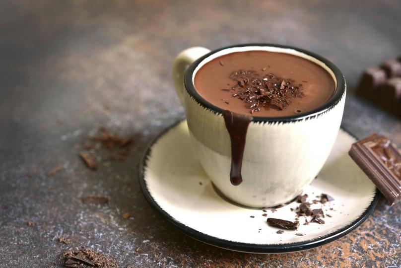 <p><strong>Подобрява настроението</strong> - Шоколадът &ndash; включително и горещият &ndash; е популярен със способността си да подобрява настроението. Вкусната напитка помага в битката със стреса, безпокойството и депресията. Горещият шоколад стимулира производството на ендорфин, което ни кара да се чувстваме по-щастливи. Проблемът е, че горещият шоколад може да съдържа голямо количество захар, което със сигурност не е полезно за здравето ви. Потърсете и опитайте някоя рецепта за горещ шоколад без захар, за да се възползвате само от положителните му въздействия върху тялото ви.</p>