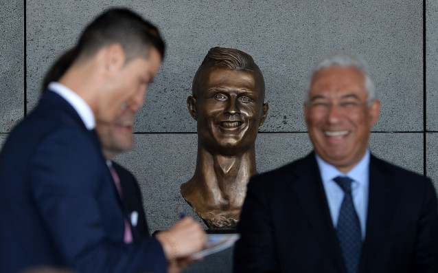 Скулпторът изваял преди година бюст на Кристиано Роналдо предизвикал куп