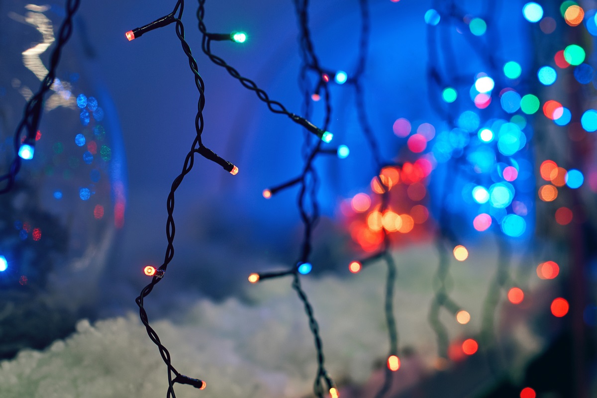 4. Коледните лампички се слагат през декемри и се махат през януари. Ако смятате, че са добра декорация в дома ви през цялата година, грешите.