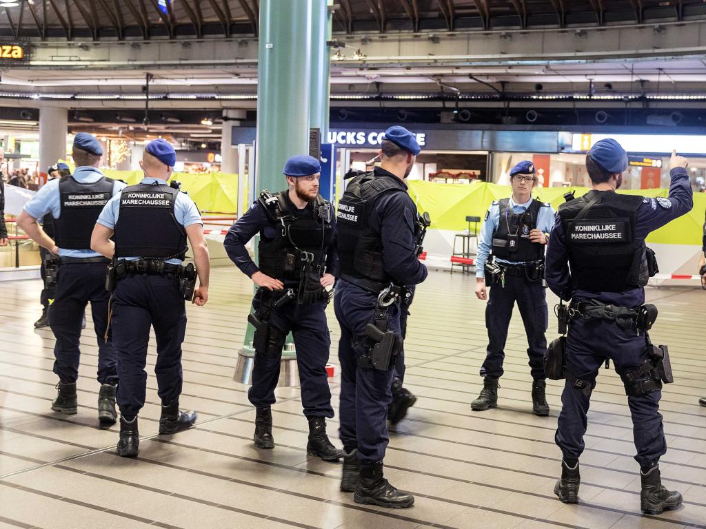 Полицията в Амстердам отцепи района около централната метростанция Рокин и