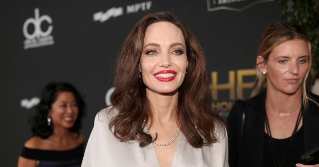 42 годишната актриса Анджелина Джоли се появи заедно с децата си