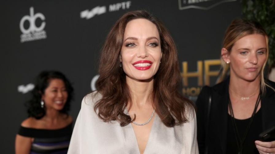 Анджелина Джоли възхити с елегантна рокля (СНИМКИ)