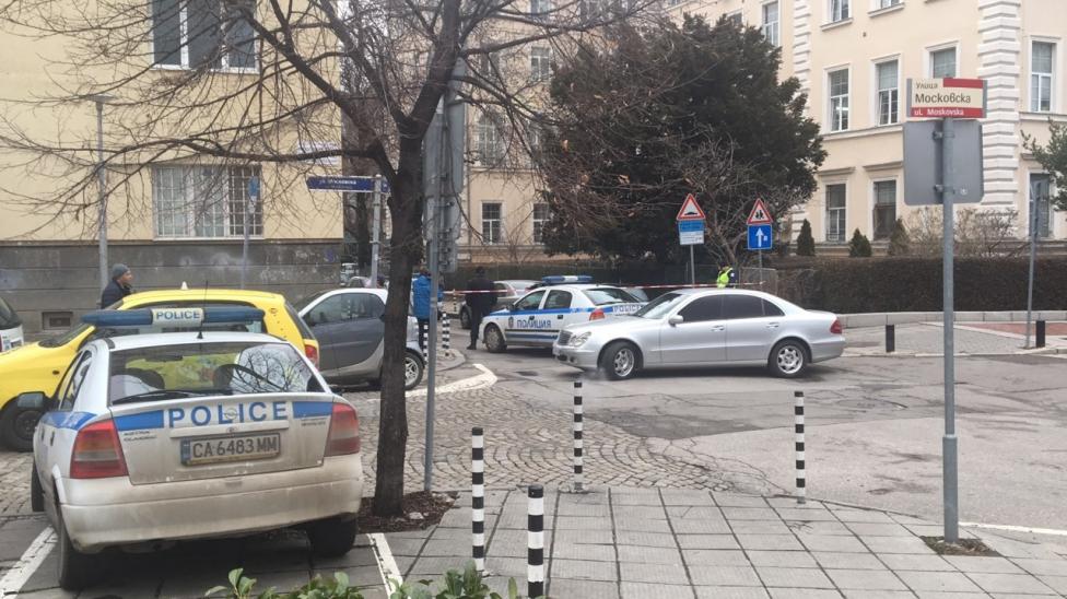 - Мъжът е ранен в дясното рамо, като са засегнати големи кръвоносни съдове. Джипът е бил в движение, когато е стреляно по него
