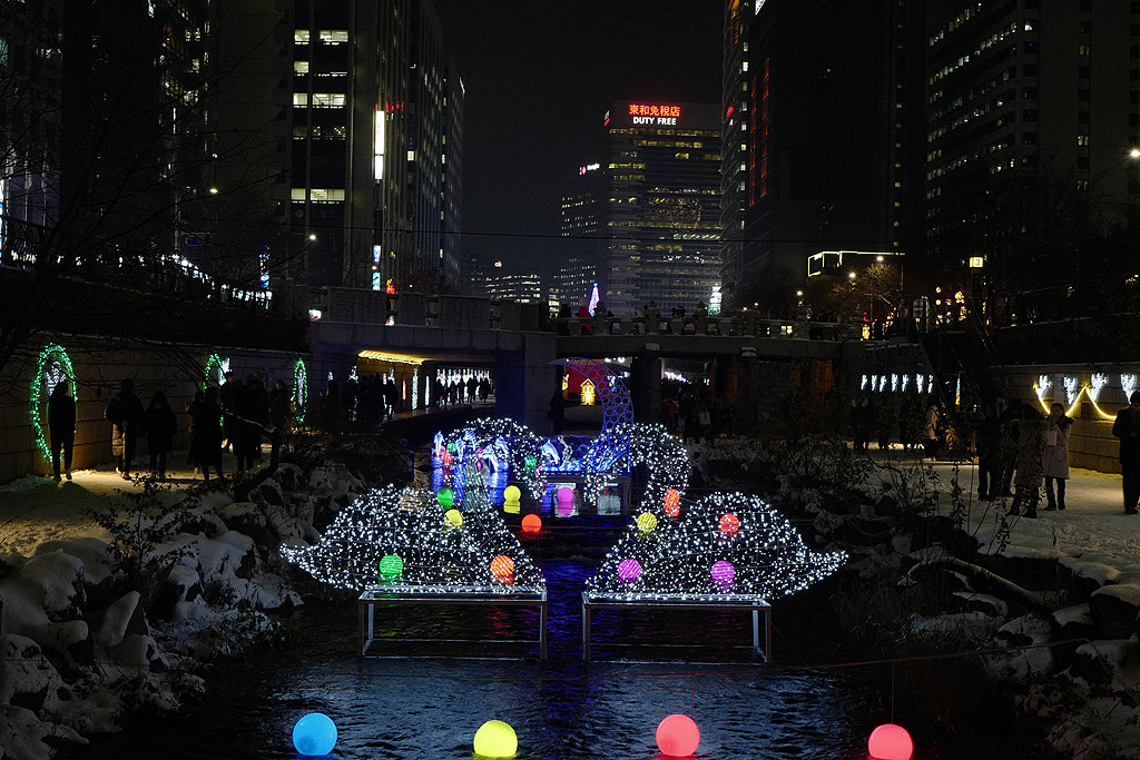 Коледни украшения  в градския канал Чеонгджешеон в Сеул, Южна Корея