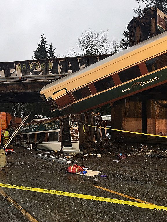 Влак 501 на компанията Амтрак, осигуряващ връзка между Сиатъл и Портланд, щата Орегон, дерайлира точно преди да премине по жп мост над междущатска магистрала. Във влака са пътували 78 души и петима служители. Два от вагоните на дерайлиралия влак са паднали от моста.