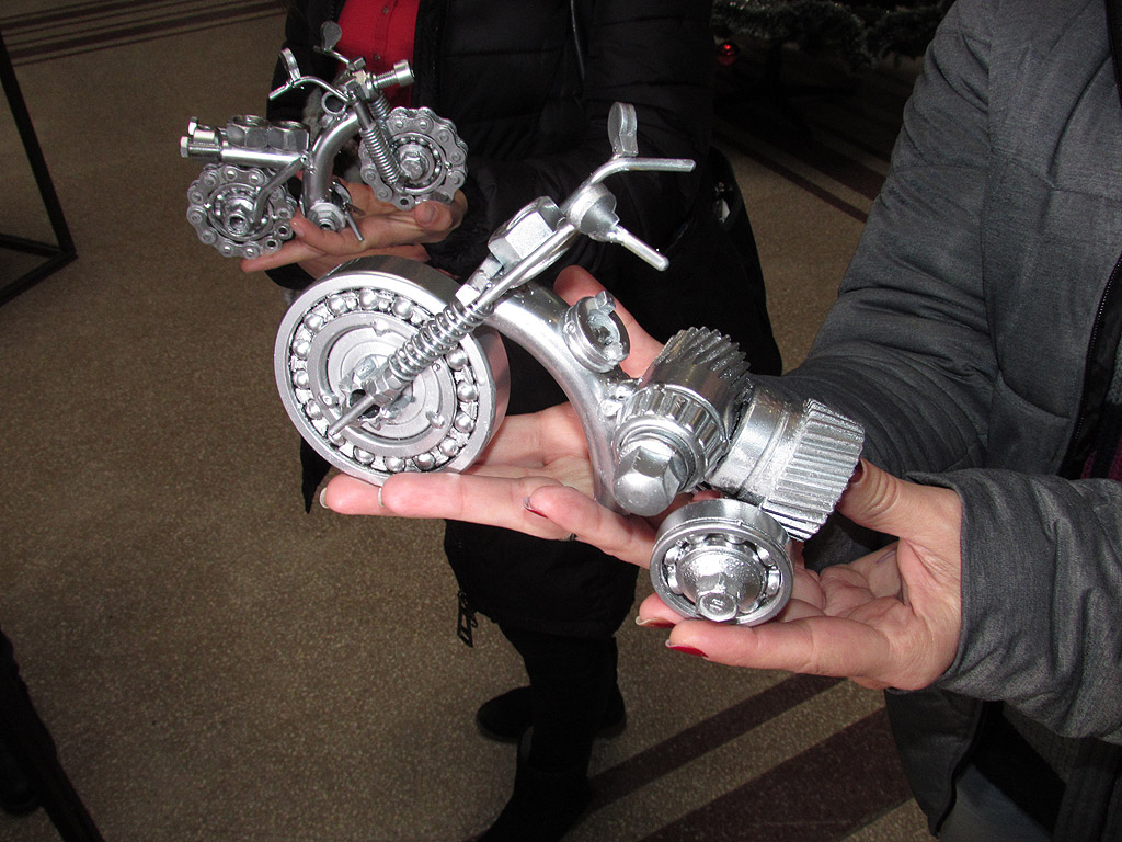 Студенти от Русенския университет направиха нестандартна изложба, в която представят миниатюрни фигурки, изработени от стари авточасти. В любопитната експозиция са се включили не само младежи, но и дами, които имат свой поглед към приложението на ненужния метал
