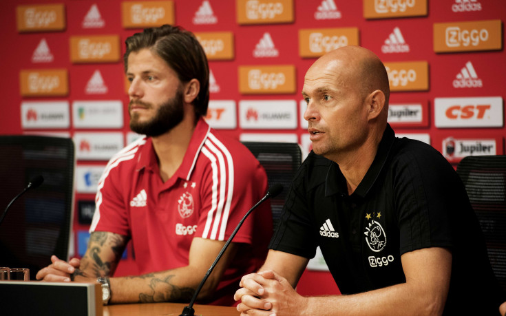 Аякс натири треньора, а покрай него и Бергкамп