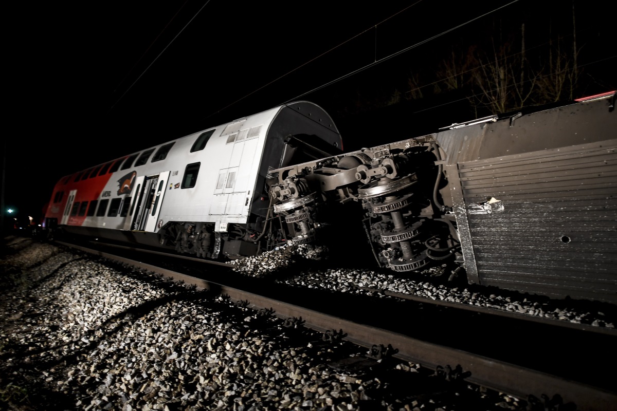 Два влака се удариха близо до гара Критцендорф в град Клостернойбург в петък. Най-малко 12 души са ранени, четирима са в критично състояние. Инцидентът станал, след като единият от влаковете пресекъл пътя на втория, който се движел с 100 км/ч.