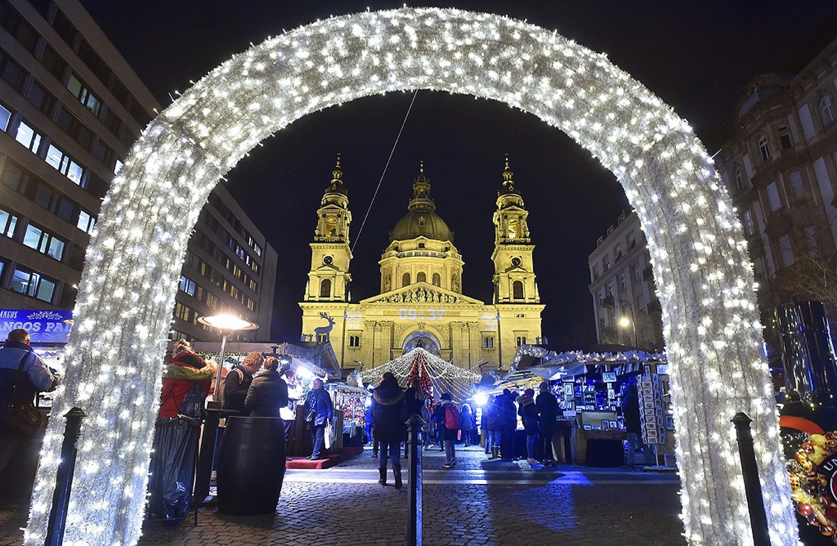 Коледен базар пред базиликата "Св. Стефан" в Будапеща, Унгария. Това е един от най-добрите коледни базари в Европа, като се класира на четвърто място.