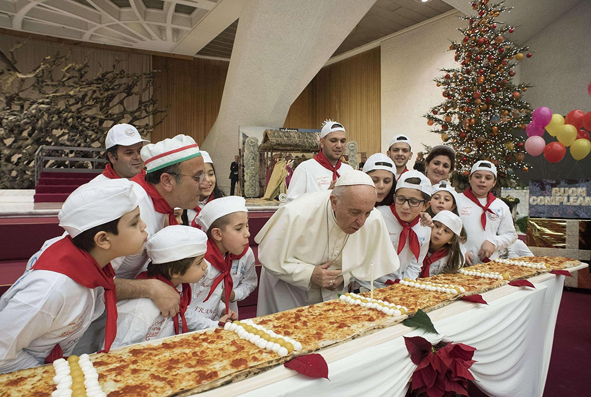 Снимка от рождения ден на папа Франциск във Ватикана. На 17 декември папата навърши 81 г.