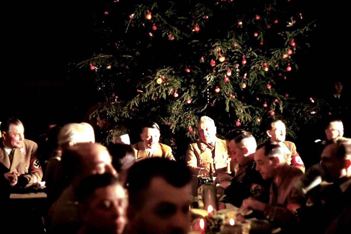 В разгара на Втората световна война на 18 декември 1941 г. Адолф Хитлер решава да организира коледно парти в Мюнхен. Един от личните фотографи на фюрера – Уго Ягер, прави поредица от цветни снимки на празненството, които заравя в буркан под земята в края на войната. Той ги изравя десет години по-късно, през 1955 г., и ги оставя в банков сейф заедно с 2000 други фотографии.
