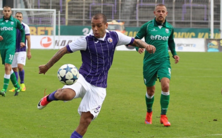 Етър се раздели с трима