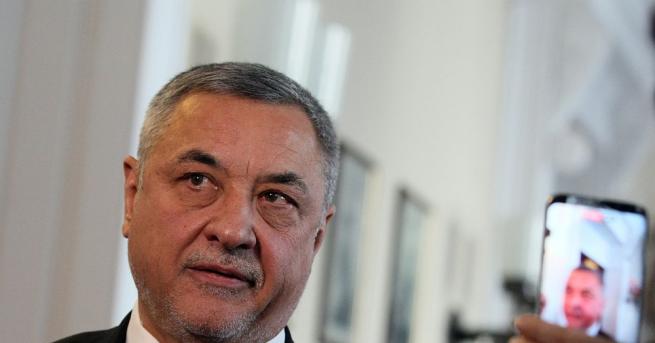 Вицепремиерът Валери Симеонов се обяви против решението на премиера Борисов