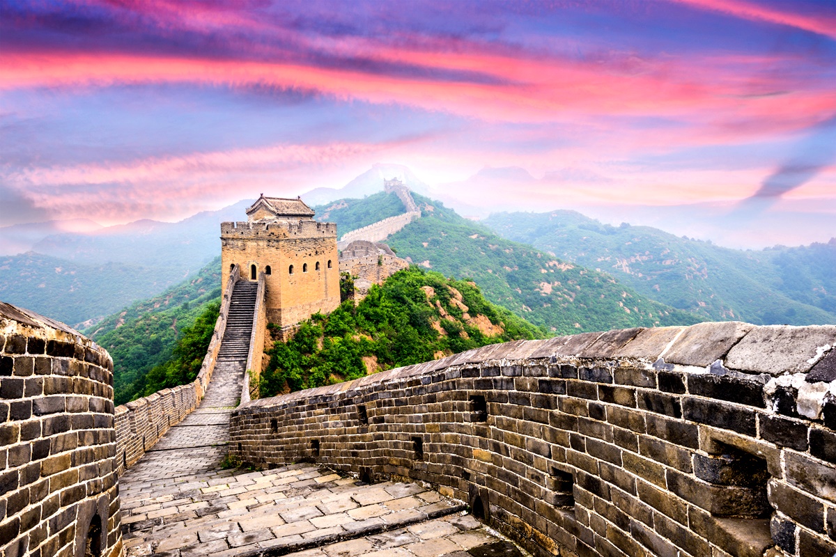 Великата китайска стена, Северен Китай<br />
Великата китайска стена е отбранително съоръжение в Северен Китай, издигнато през 3 век пр.Хр.  Прекосява страната от границата с Корея – при заставата Шанхайгуан, до пустинята Гоби – при заставата Дзяюгуан, и се оприличава често на дълъг дракон.<br />
 Тя е 1000 пъти по-дълга от всеки друг паметник на Земята и е едно от най-древните и добре запазени творения на човешкия дух, символ на китайската нация.