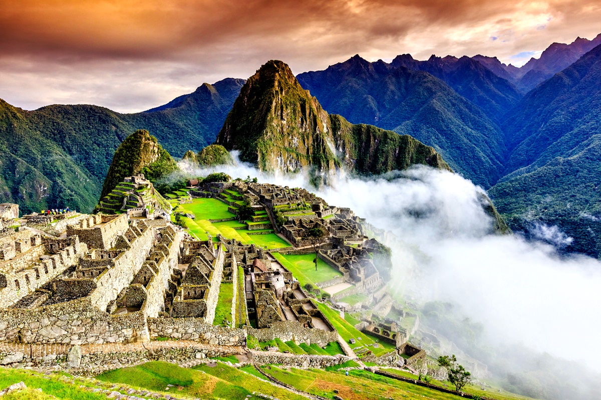 Мачу Пикчу, Куско, Перу<br />
Селището е наричано още „изгубеният град на инките“. Създадено е като свещен планински дом на великия управник на инките Пачакути, столетие преди превземането му от Испанската империя – около 1440 г.<br />
Функционира до 1532 г., когато испанците нападат империята на инките. Тогава всички негови жители тайнствено изчезват.<br />
 
