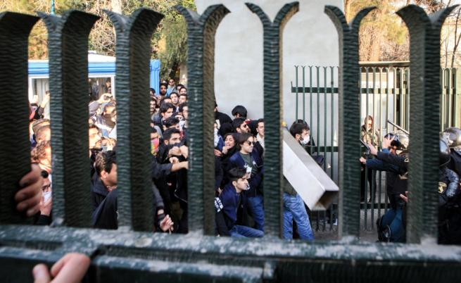 Иран ври и кипи: полицията стреля по протестиращи