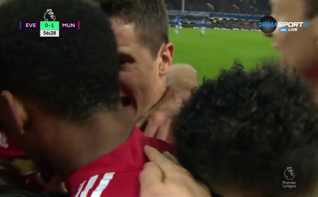 Манчестър Юнайтед поведе с 1 0 при гостуването на Евертън от