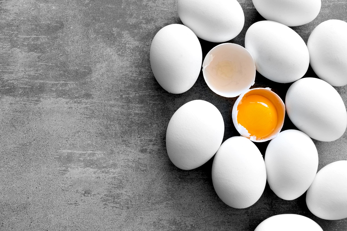Белтъци<br />
Модерно е да се избягва яденето на жълтъците на яйцата за сметка на техните белтъци. Причината – хранителните експерти смятат, че жълтъците повишават нивата на холестерола ни.<br />
Това е така, но би имало значение за хората, които наистина имат висок холестерол, а повечето от нас, които се стремят към здравословен начин на живот, не са сред тях.<br />
Оказва се още, че така или иначе, ако нямаме висок холестерол, ограничаването на храните с високо съдържание на холестерол, няма да повлияе на нивата му в кръвта ни.