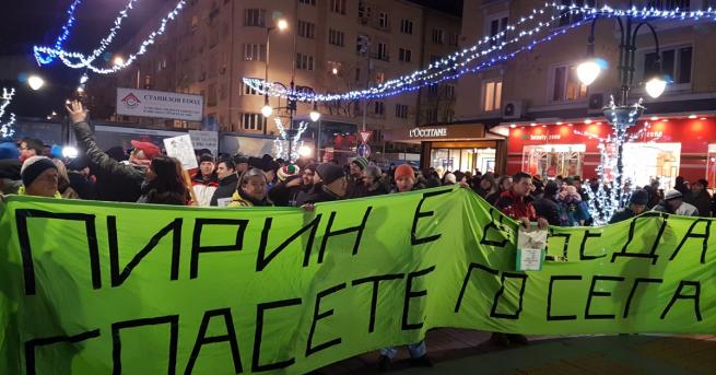 Протести се провеждат в десет града в страната срещу решението