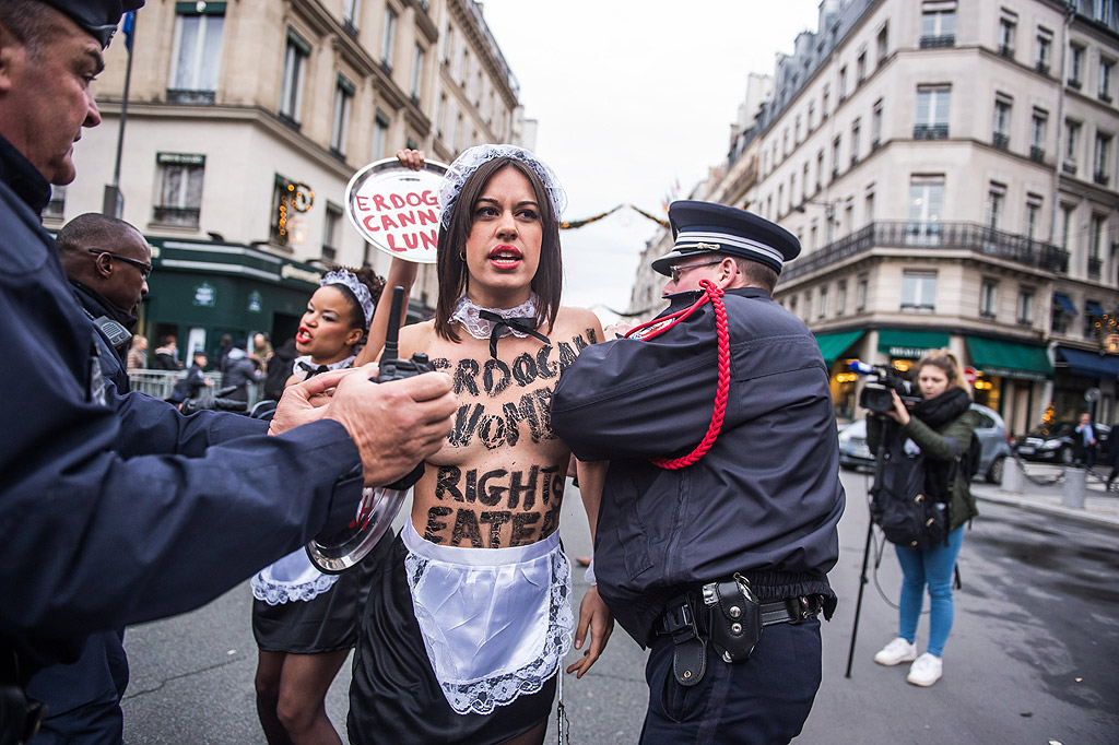Активисти от украинската феминистка група FEMEN бяха арестувани от полицията близо до Елисейския дворец по време на протест срещу посещението на турския президент Ердоган в Париж, Франция. Ердоган се срещна с френския президент Макрон в Елисейския дворец.