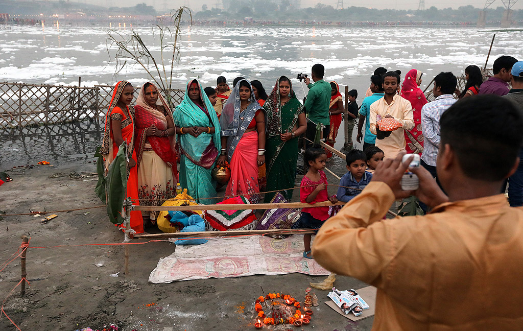 Реката е обявена за "мъртва", водата не е подходяща за къпане на повечето места, но през ноември 2017 г. хиляди хора са посетили бреговете на река Ямуна, за да отпразнуват фестивала в Чхат и да потопят тяло в името на вярата - традиционната свещена баня. Индийското правителство се опитва да ограничи замърсяването на две от главните свещени реки, Ганг и Ямуна и е отделило 291 милиона щатски долара за това