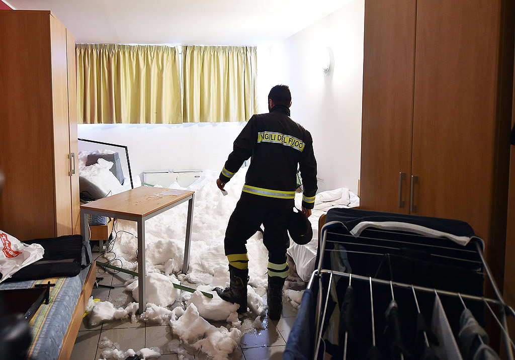 Лавина удари къща в италианския зимен курорт Сестриере. 29 души бяха евакуирани, след като властите издадоха предупреждение за голяма опасност от лавини след силните снеговалежи в северната част на Италия