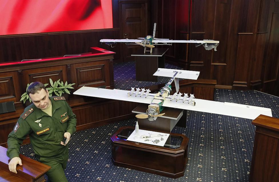- Русия обяви, че екстремисти са използвали безпилотни самолети, за да атакуват нейната военноморска и военновъздушна бази в Сирия, съобщават руските...