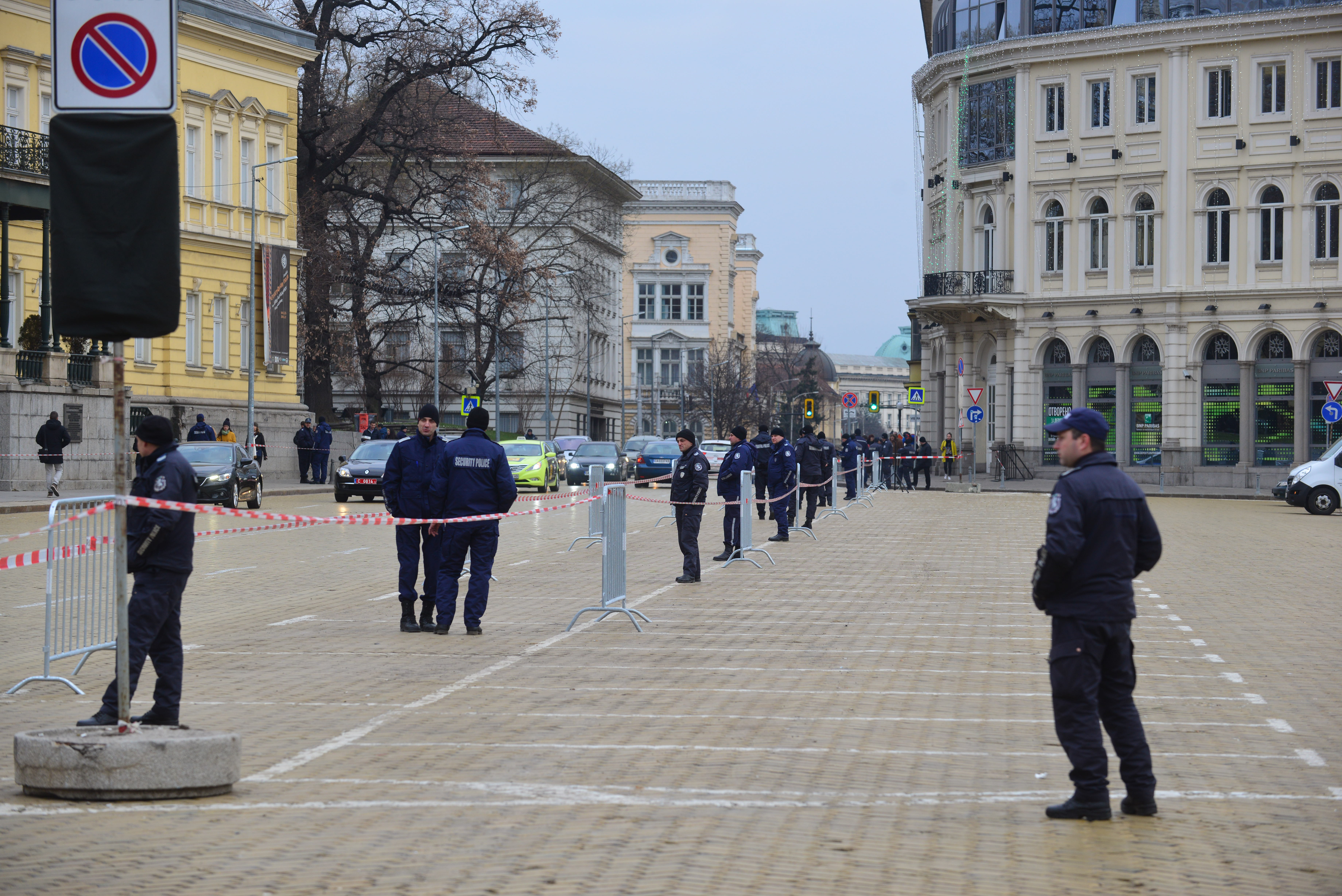 Заради официалното откриване на европредседателството вчера, 11 януари, редица централни улици бяха затворени. Забраната бе въведана на 10 януари и ще продължи до днес