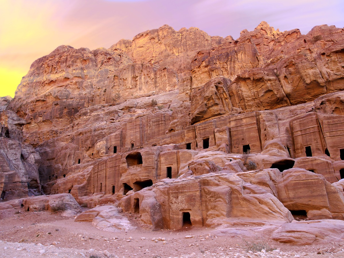 Петра - една от основните туристически атракции на Йордания