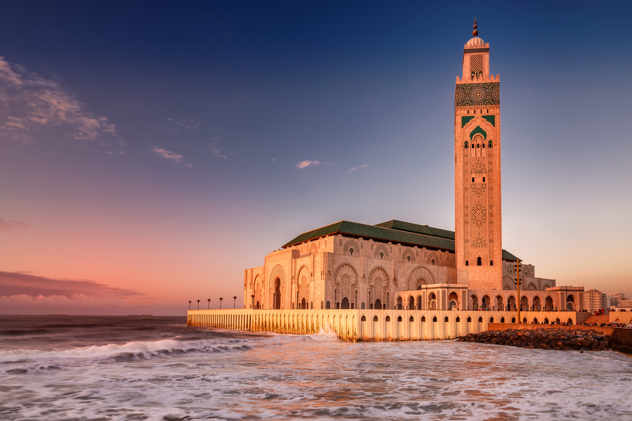 Касабланка, Мароко<br />
Тази популярна в миналото дестинация, отново привлича все повече туристи. Тук се преплитат различни културни влияния, които правят визията на града уникална. Любителите на архитектурните забележителности, ще бъдат очаровани.