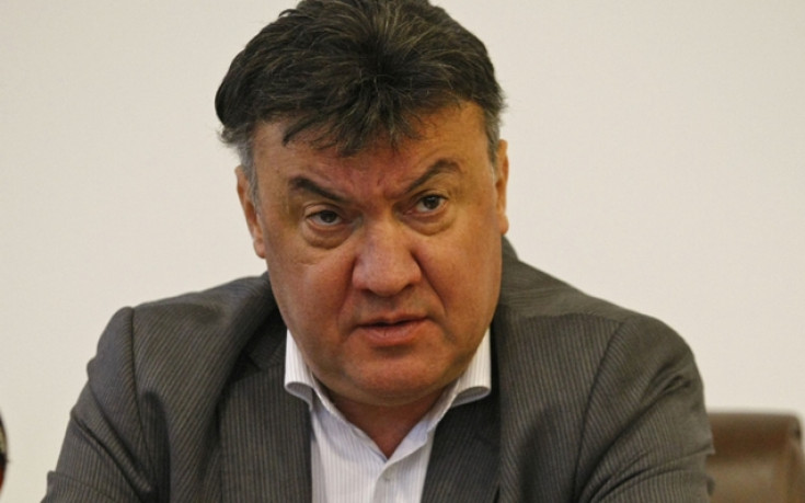 Изведоха Боби Михайлов от пресконференция в Белград, призля му