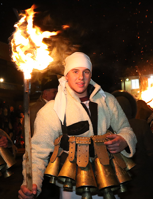 Вълшебна нощ изживяха жителите на десетки села в Пернишко, Радомирско, Земенско и Ковачевско. По хилядолетна традиция, както всяка година в нощта на 13 срещу 14 януари, магията на Сурва събра врекли се в традицията маскирани и стотици очаровани от духа на този празник. Запалени факли озариха нощта, лумнаха огньовете, които изгориха всяко зло. Проглушителен звън от хиляди звонци, хлопотари и чанове и страховити маски уплашиха лошотията.