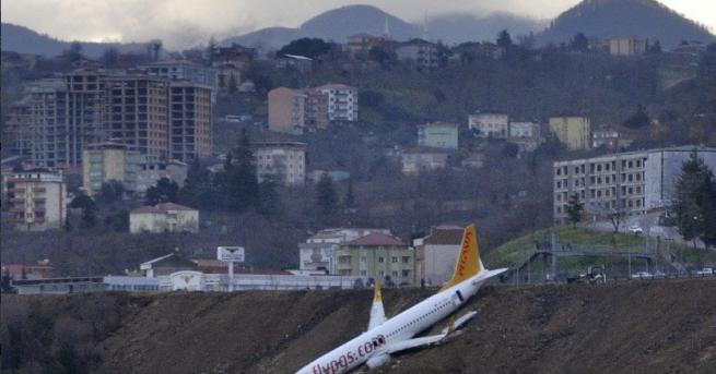 Пътнически самолет едва не падна в Черно море след като
