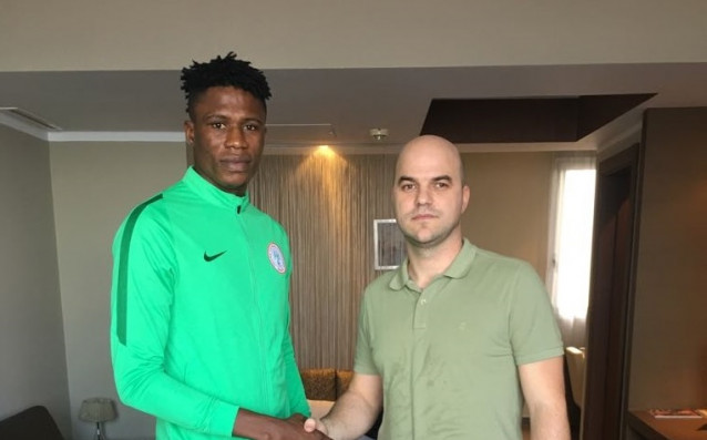 Локомотив Пловдив подписа договор с нигерийския национал Стивън Езе. Той