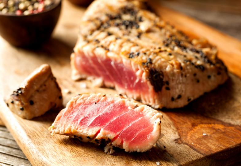 <p><strong>Риба тон</strong></p>

<p>Ако не сте голям фен на сьомгата, може да я замените с риба тон.&nbsp;Тя е идеална за основно ястие, подходяща е също за сандвичи и салати. В нея има много протеини и ниско съдържание на калории.</p>